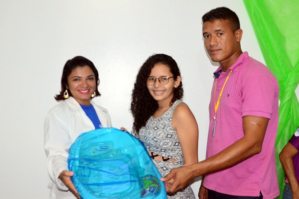 Gestantes recebem kits para bebês